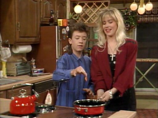 Season 3 Episode 17: Married… with Prom Queen (1)