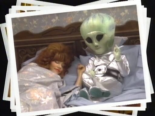 Season 5 Episode 7: Married … with Aliens